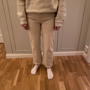 Beiga bootcut från Lager 157 - Säljer mina bootcut jeans från Lager 157. Använt få gånger, i nyskick🫶🏻