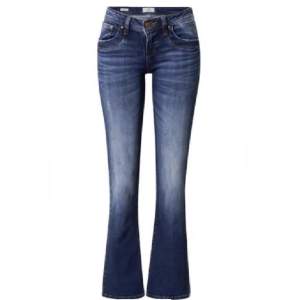 Ett par mörkblåa LTB jeans i modell valerie!! Storlek 28x34 och är därmed väldigt långa!💓💓 Frakt står köparen för! Sista bilden är lånad🥰
