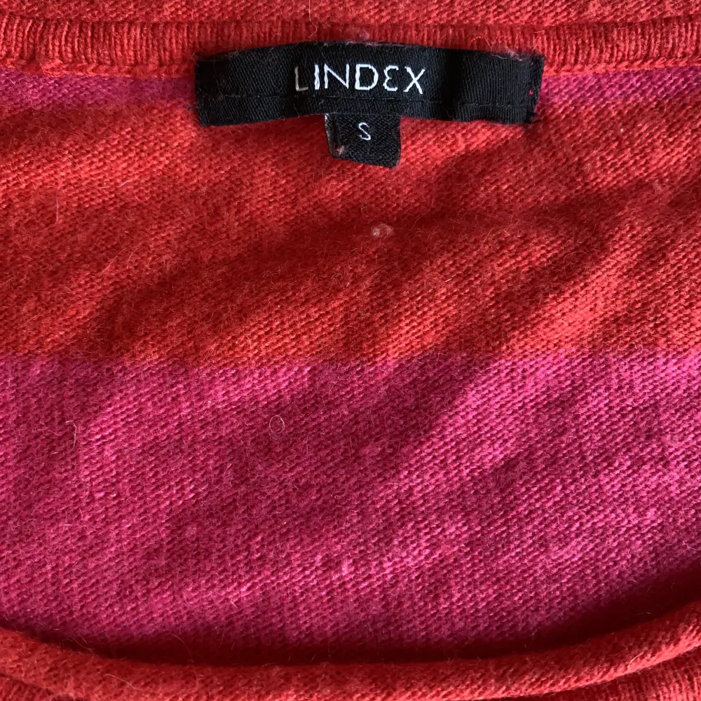 Säljer denna tröja pågrund av att den inte andväds längre 🌸inga defekter🌸. Tröjor & Koftor.