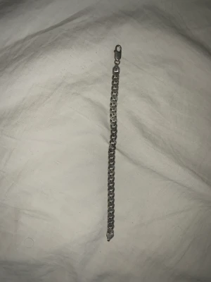 Smycken - Säljer armband pris kan diskuteras 