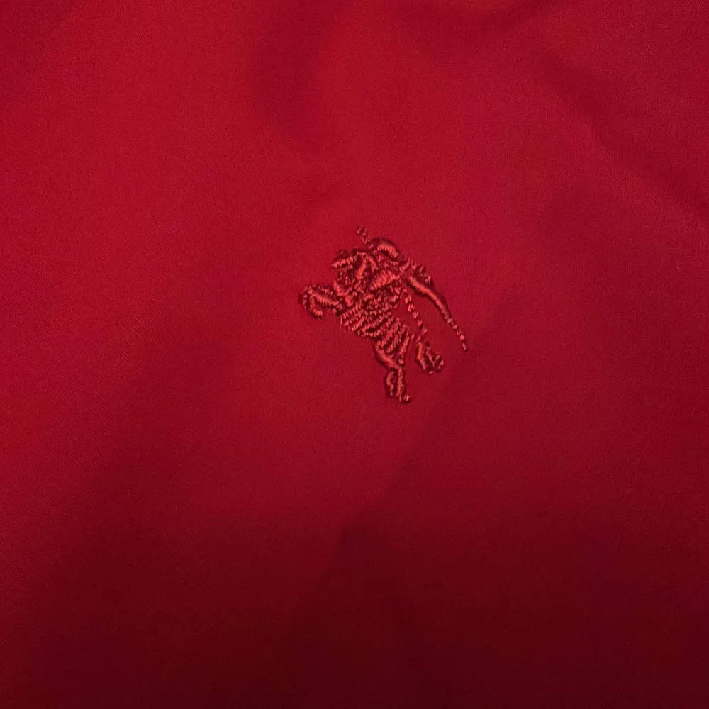 Tja, säljer min röda Burberry skjorta då jag redan har en annan! Storleken är S och den är i mycket bra skick då jag knappt använt den. Vid flera frågor komma gärna privat! //Lucas. Skjortor.