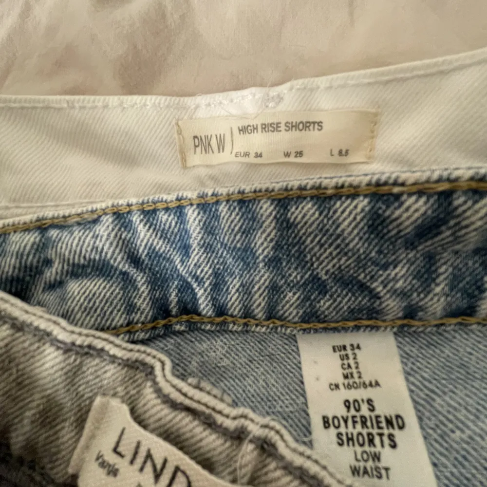 Säljer 4 par jätte fina jeans shorts  Dom alla är i bra skick och knappt andvända❣️ Dom svarta har ingen storleks lapp men dom är i xs och dom andra ❤️ Säljer ett par för 100 . Shorts.