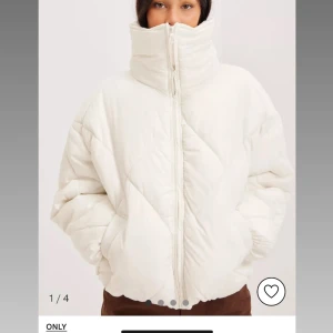 ONLY Vit Vinterjacka  - Sparsamt använd med polokrage för extra värme!  Nypris- 669! Säljes pga blivit för liten, så passa på att värma dig med stil i vinter🎀 Exklusive frakt. 