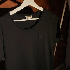 Acne Studios Standard Face T shirt   - Hej, säljer min Acne Studios T-shirt som är i bra skick. Den är i storlek XL men passar även Large. Den är slutsåld på Acnes hemsida med nypris på 1500kr. Priset är inte hugget i sten. Hör av dig om du har några frågor!