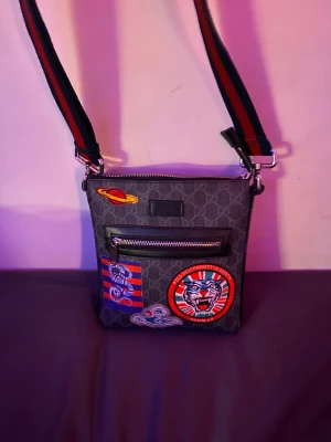 Gucci väska äkta  - hej jag säljer min äkta gucci väska för 2500 kr den är ny o fin men jag har tappat intresset av väskan för har fått en ny väska 