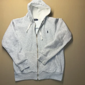Ralph lauren hoodie - Riktigt grå nice ralph lauren hoodie storlek M. 9.5/10 skick. Knappt använd. Fler frågor kontakta gärna