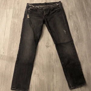 Josefina jeans  - Säljer dessa lågmidjade jeans som jag köpte på Sellpy som tyvärr inte passade mig, det är lite mindre i storleken men borde passa nån som normalt har 38/40.  Tryck inte på köp ej direkt utan kontakta mig först! Köparen betalar frakten! 