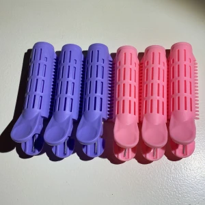 Hår volym klämmor - 6st klämmor man använder för att få mer volym i håret💕 Har testat en gång och det funkade sjukt bra💞 Men säljer pga att jag inte använder dem🫶🏽