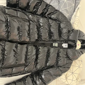 Glansig jacka  - Säljer denna polo jackan, använd en gång, den är liten i storleken, den är glansig och varm, lite puffig, hör av er för mer information. Köpt för 4,5 tusen säljer för 3 tusen 