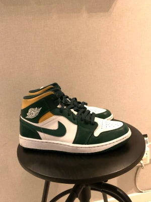 Jordan 1 - Jordan 1  Köpta på ”hypestein” för 2550kr Använda färre än 10 gånger  8,5/10 skick