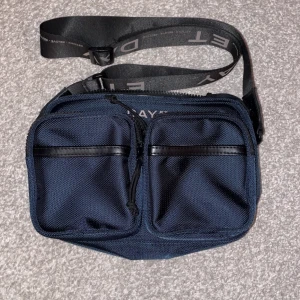 Day:et axelrems vätska  - Många fickor med mycket space! Sälja ej längre. Köpt på åhlens för ca 700kr. Inga deffekter💖SÄLJER FÖR HALVA PRISET