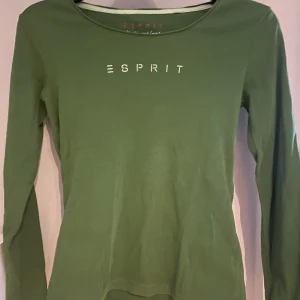 Grön tröja  - Säljer denna esprit tröjan den är ganska liten i storleken den sitter nästan som xs eller s  TRYCK INTE PÅ KÖP NU