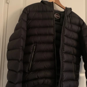 Colmar jacka  - Säljer denna Colmar jacka i storlek M (size 50). Nästintill 10/10 skick! Kan mötas upp i Stockholm eller frakta. Pris kan diskuteras 