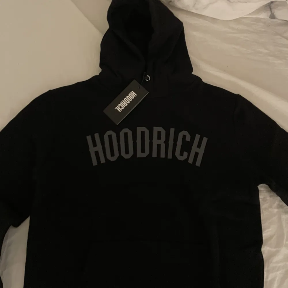 Säljer en helt ny,oanvänd hoodrich hoodie köpt från jd☺️storlek S (herr storlek), köpt för 900kr. Hoodies.