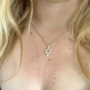 Hängsmycke i äkta silver - Säljer mitt hängsmycke i äkta silver. Ej kedjan! Köpt för 119kr. Säljer för 80kr + 15kr frakt