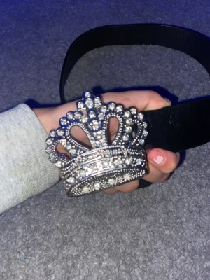 Y2K bälte  - Y2k bälte köpt på second hand och aldrig använd, inte ens testad! Vet inte mått men den är liten så om man har smalt mått så är det väll det. 