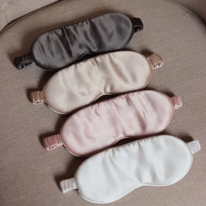SATIN ÖGONMASK - HEJ! Inom kort kommer jag att börja sälja bland annat dessa satin sovmasker som är perfekt att ha på natten för att skydda fransarna🤍☁️ Följ för mer info!