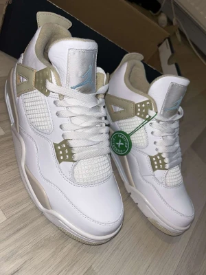 Jordan 4 sand - Hej säljer mina helt nya Jordan 4 sand i en strl 40. Äkta och köpta från restocks (orderbekräftelse kan skickas). Säljs pga för liten i storlek.  (Pris kan diskuteras vid snabb affär)