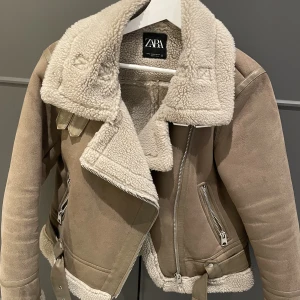 Jacka Zara - Säljer denna superfina jacka från Zara i nyskick, använt enstaka gånger🤍kan mötas upp i sthlm/norra sthlm  Storlek: M  Pris: 299kr  