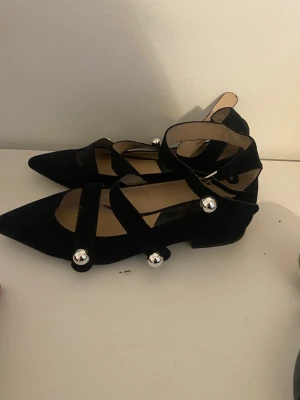 Lyxiga ballerina skor  - SUPER snygga och lyxigt skor från mango köpte den för ett bröllop under coronan har bara använts dem då ! Dem känns så lyciga köpte dem för 700kr 