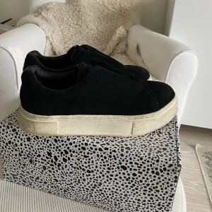 Eytys doja sneakers  - Säljer nu mina så sjukt snygga eytys sneakers i modellen Doja s-o i storlek 40, de är i fint skick och har inga defekter utöver att sulan är lite smutsig men det går att tvätta🥰nypris: 2000kr (KVITTO OCH DUSTBAG MEDFÖLJER) 