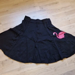 Svart retro kjol - En kjol med lite retro stuck. Dragkedja bak. Välidigt lite använd, så nästan nyskick.