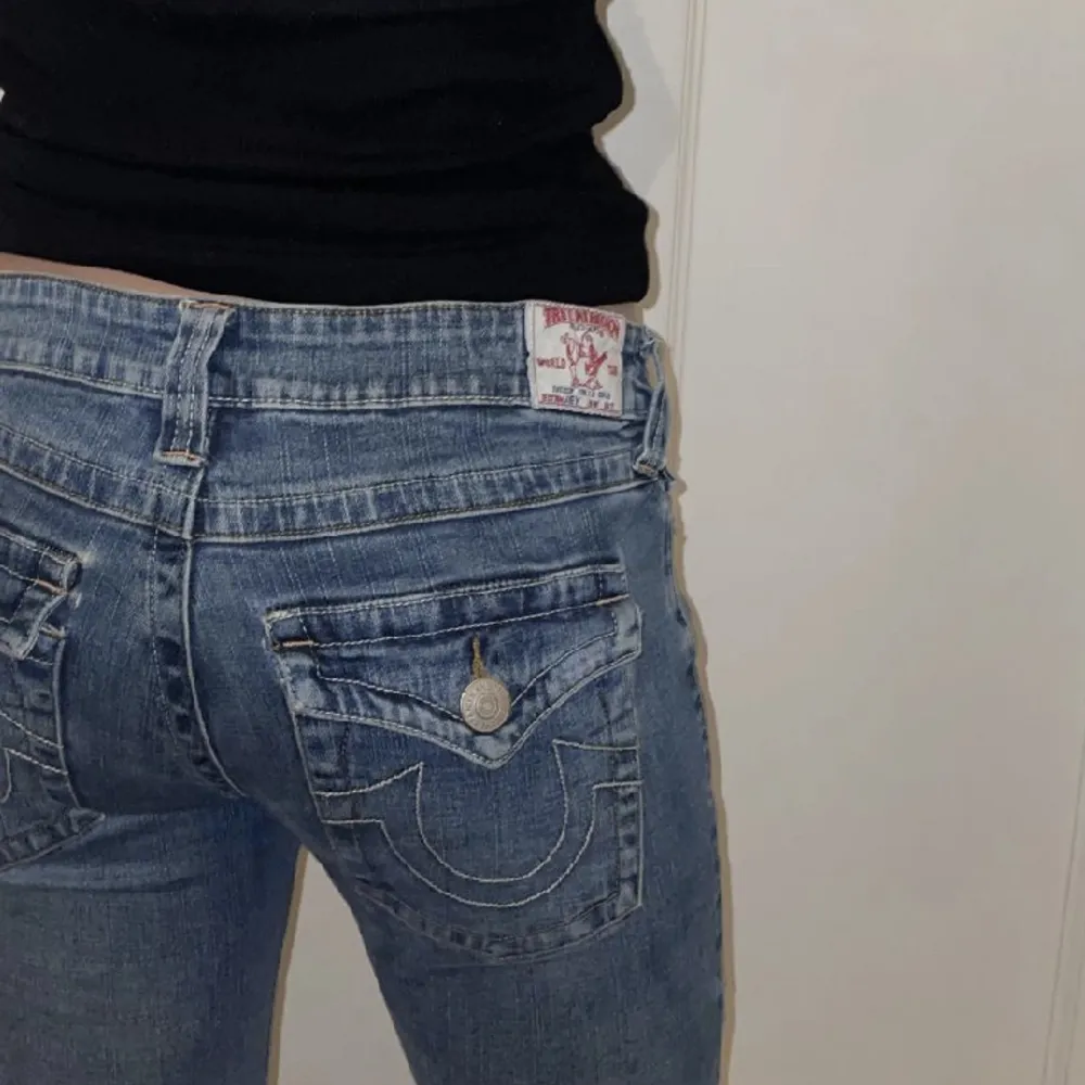 Säljer jätte snygga true religion jeans! De är lågmidjade och passar mig som brukar ha 34/36 o är 170. Både midjemåttet och innerbenslängden är 80cm💗skriv till mig för att köpa direkt för 600. Jeans & Byxor.
