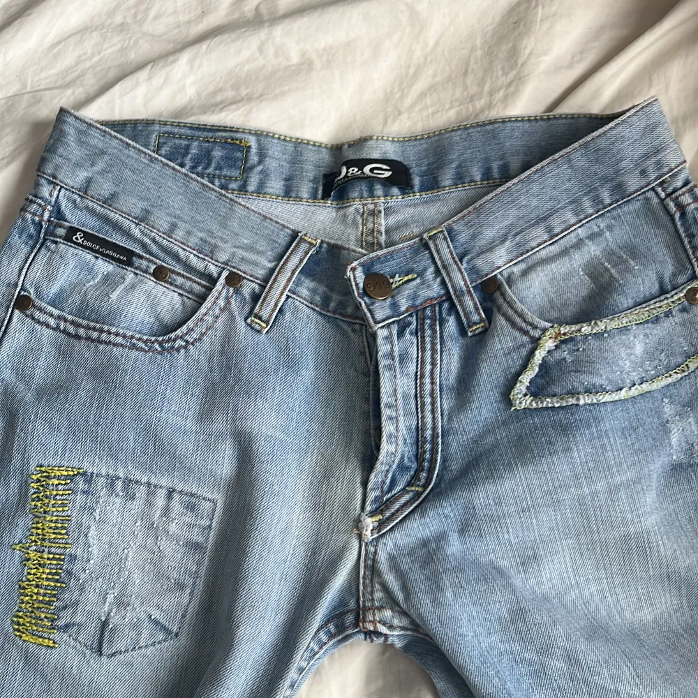 Superfina ljusblå lågmidjade dolce&gabbana jeans med coola detaljer! Midjemått: 79 cm innerbenslängd: 72 cm  Jag på bilden är 160 cm! Skriv om du har fler frågor🫶. Jeans & Byxor.