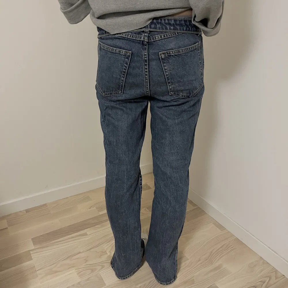 Säljer dessa as coola jeans från Weekday! De har slits vid sidorna och älskar färgen! Nypris 500🖤 Man kan såklart vika upp kanten som jag vikt ner vid midjan! . Jeans & Byxor.