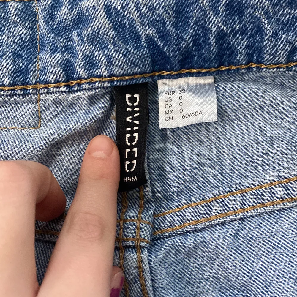 Dess par jeans är för små för mig hoppas nån annan vill köpa dessa jeans , köptes för typ 250. Sån ni ser har jag klippt där nere  för de va för långa.. Jeans & Byxor.