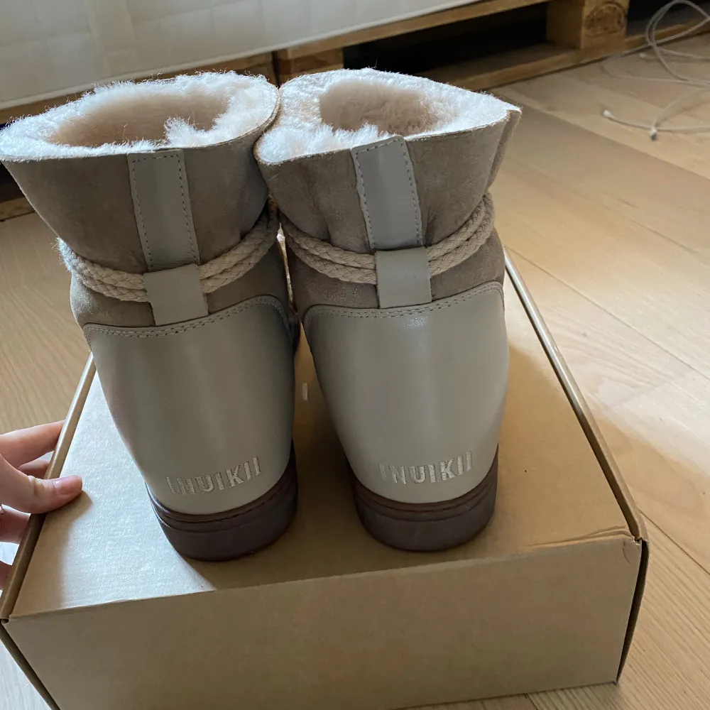 I am Selling my beautiful Inuikii Classic Wedge boots in beige. They are in perfect condition and have only been worn three times. They were bought for 3153 sek , but I am willing to sell for 2100 sek. They are a size 39, but will fit a size 38 as well.. Skor.