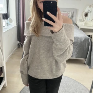 Off shoulder tröja - Säljer min fina off shoulders tröja från h&m, den är u storlek M men skulle säga ty den passar S💕💕