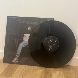 Louis Tomlinson lp skiva - Jag har inte längre någon användning för denna lp skiva från LT album Walls💕Den är i väldigt bra skick knappt använd, det är en skiva med två sidor av olika låtar💕Jag lägger ut den för 290kr inklusive frakt💕Hör gärna av er vid frågor💕