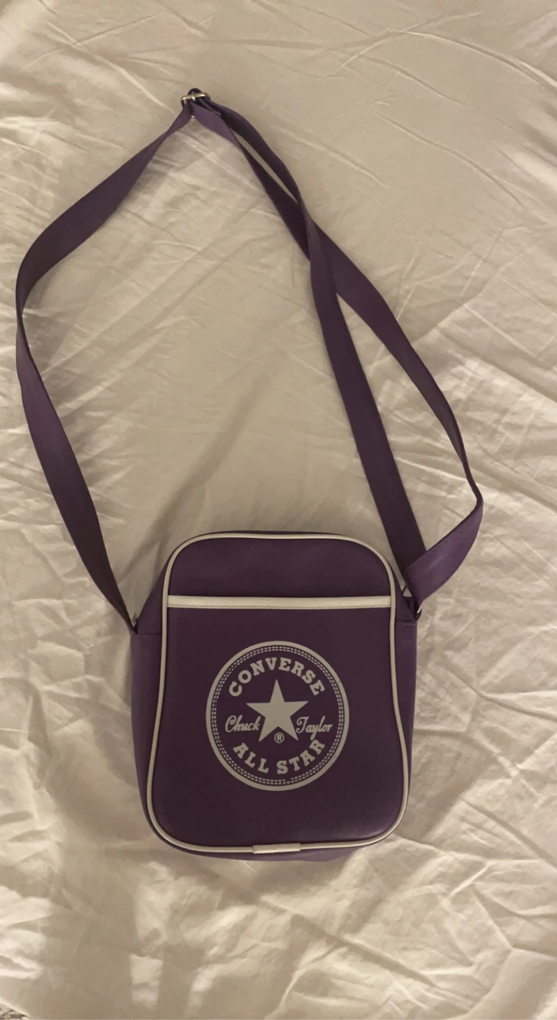 Lila converse väska