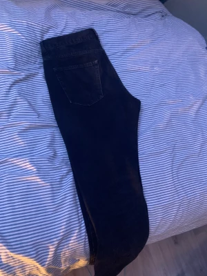 Weekday jeans svarta st 31/30 - Svarta Jeans från Weekday 