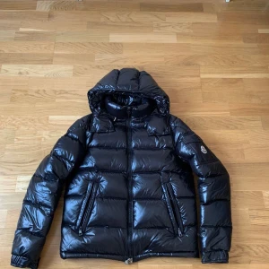 Moncler maya strl 5 (L/Xl) **** - Säljer en helt ny Moncler maya i strl 5 passar (L-Xl). Enbart testad!  Finns både NFC & qr kod så väldigt bra kvalité..  Säljes då jag beställde en äkta men fick denna, och bär ej **** kläder.  Kan gå ner i pris vid snabb affär! 