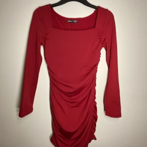Röd klänning  - Röd klänning 
