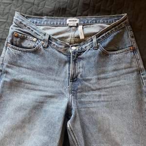 Jättesnygga och sköna blåa jeans från Weekday. Är i modellen Twin Jeans. 