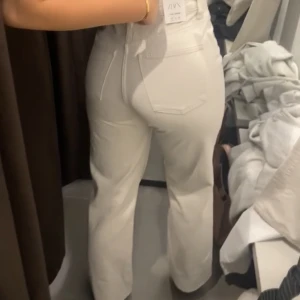Jeans zara - Drömmigt Zarajeans i en beige färg! LÅNGA på mig som är 174cm och behöver ca 85 i innerbenslängd! Storlek 40 och passar bra runt benen på mig som oftast har M i byxor, men för stora i midjan (har ca 67cm)🫶🏼 hoppas det är till nån hjälp! Spårbar frakt 69kr❤️