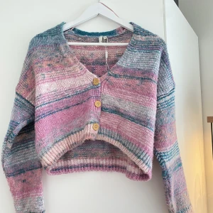 Stickad tröja från Nelly trend!  - Otroligt fin stickad tröja från Nelly trend i strl S. Använd ett fåtal gånger så som gått som nyskick! 