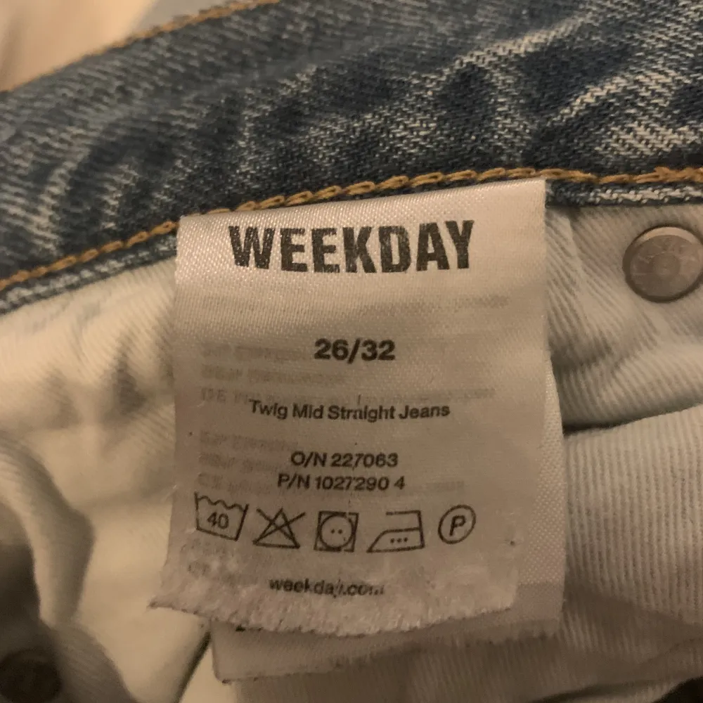Hej! Säljer dessa midwaist jeansen från weekday pågrund av att dom inte längre passar. Bra kvalitet men om ni har några andra frågor kan ni kontakta mig!. Jeans & Byxor.