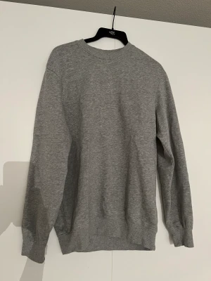 Sweatshirt - Grå sweatshirt från herr avdelningen på H&M. Så den är lite oversized!