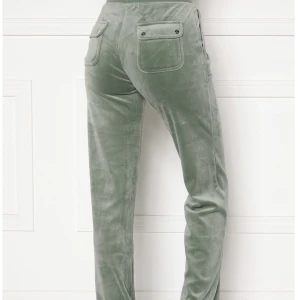 Juicy byxor - Säljer mina mjukisbyxor i storlek S. Färgen heter chinios green. Knappt använda buda