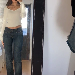 Lågmidjade Jeans  - Lågmidjade jeans med fina fickor baktill, lite för tajta för min smak därav jag valt att sälja. sitter perfekt i längden på mig som är 1,71. Jag bär ofta 36 i jeans