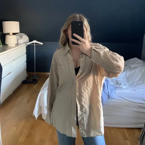 Oversize skjorta  - Säljer denna beige rutiga oversize skjortan då jag inte använder den. Om du har övriga frågor är det bara att hmu! Betalning med swish och köparen står för frakten.3 FÖR 2 PÅ ALLA TOPPAR/SKJORTOR - kolla in min profil!