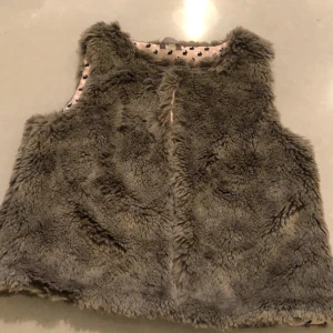 Päls väst 146/152 - Päls väst i storlek 146/152. Brun/Grå
