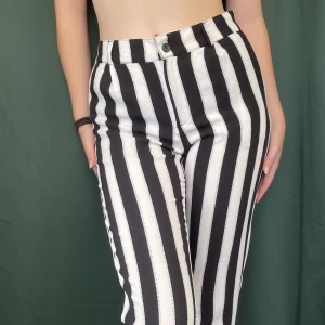 Randiga kostymbyxor  - Svart-vit-randiga kostymbyxor i mjukt tyg :)