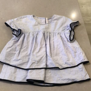 Tröja S - Blå tröja med volang. Storlek S