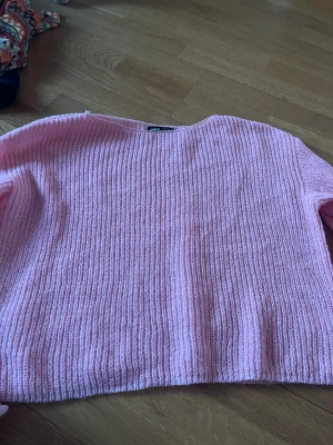 Stickad tröja - Stickad tröja från SHEIN, fint skick nästan aldrig använd. 