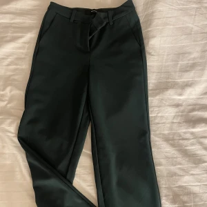 Kostymbyxor  - mörkgröna sprillans nya kostymbyxor från veromoda i storlek xs 30, nypris 400:-